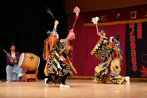 島根県津和野町の木ノ口神楽社中による石見神楽の公演