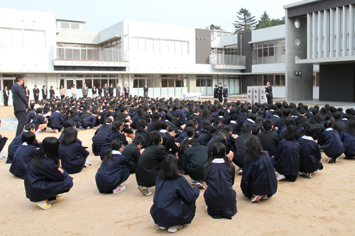 全校児童が見守る中で行われた除幕式