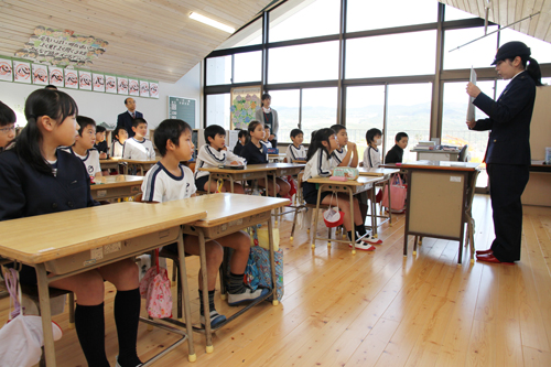紙芝居で連れ去られないように学ぶ
