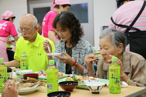 約80人の参加者が試食