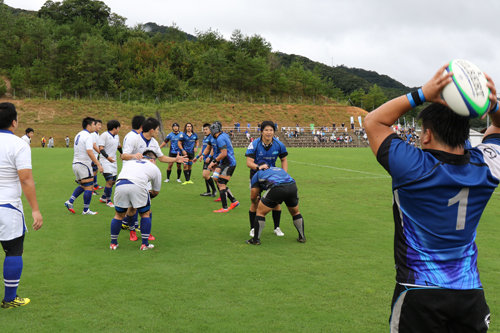 試合は雨が降ったりやんだりの中行われた