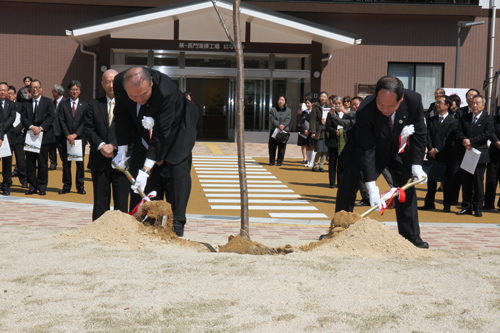 竣工式のあと、野村萩市長（左）と大西市長が記念植樹