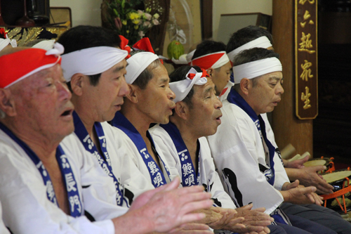 合掌の形で手をすり合わせながら歌う鯨唄
