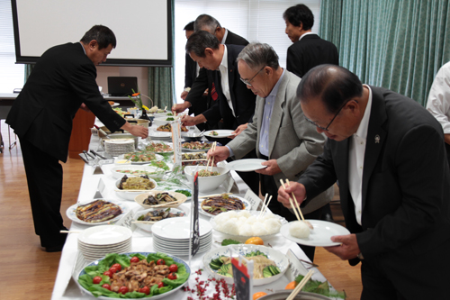 大西市長や地元農業・漁業関係者らを招いて行われた試食会