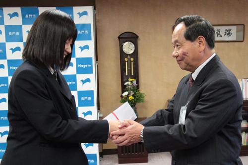 健闘をたたえる大西市長