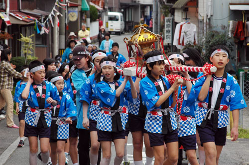 小学生の町内パレード