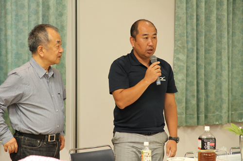 金丸氏（左）が参加者に感想を聞く