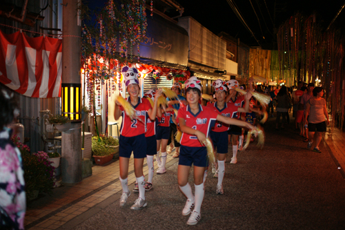 参加者全員でみすゞ音頭を踊りまつりを締めくくる