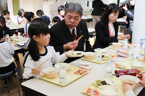 磯部副市長は40数年ぶりの給食