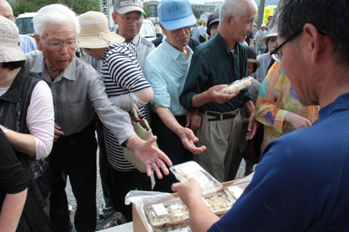 無料で配られた炊き込みご飯にお客さんが殺到