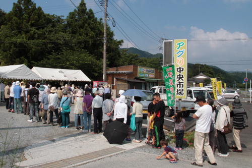 開店30分前から長蛇の列
