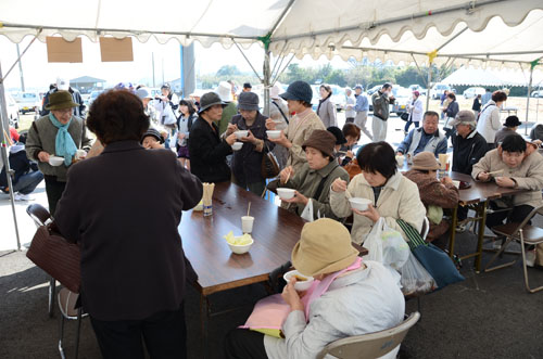 「ｙｙいがみ鍋」を食べる人たち