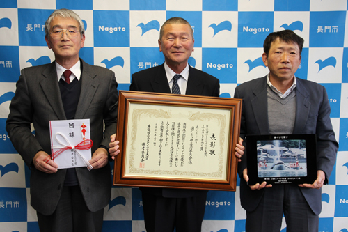 左から、山田通公民館長、安森実行委員長、河野運営委員長