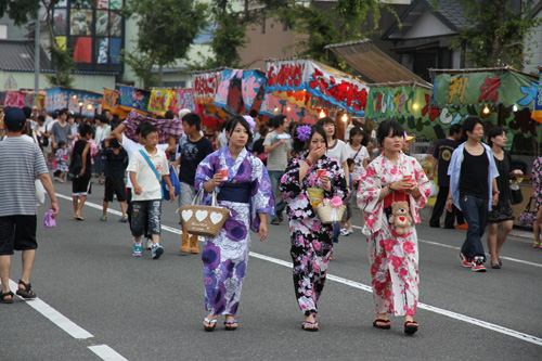 会場では浴衣姿が多く見られた