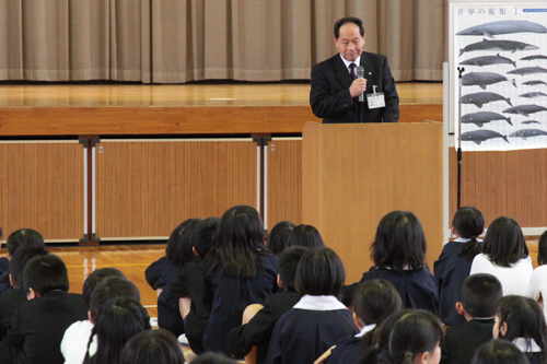 「くじら講話」を前にあいさつをする大西市長