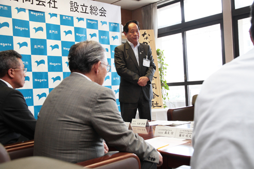 総会前にあいさつをする大西市長