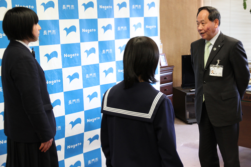 選手を激励する大西市長