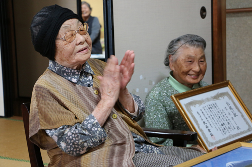 長生きの秘訣は「よく働き、よく食べて、よく寝ること」と話した吉永さん