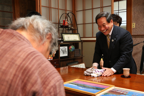 吉永さんの作った布ぞうりが大西市長にプレゼントされた