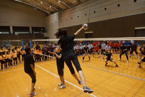 杉山選手の強烈なスパイクのレシーブに挑戦