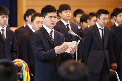 実習生代表として力強く決意表明を行った海洋技術科2年の山本さん