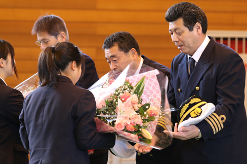 船長らに花束が贈呈される