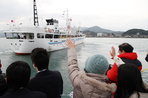 マグロはえ縄操業の実習などが行われる55日間の遠洋航海へ