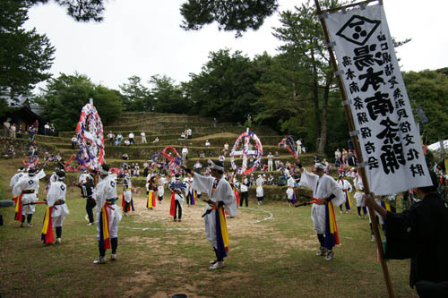 天候に左右された今年の奉納神事式。湯本南条踊り