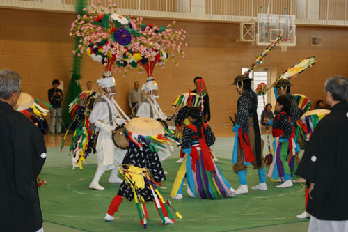 楽踊り虎の子渡しは深川小体育館で