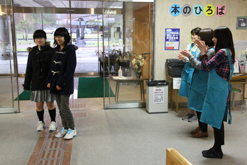 図書館職員に拍手で迎えられる