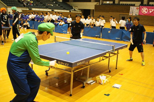 決勝は真剣勝負。奥側が優勝した濱谷・松永組