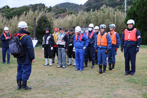 仙崎海上保安部の職員から事前説明を受ける参加者