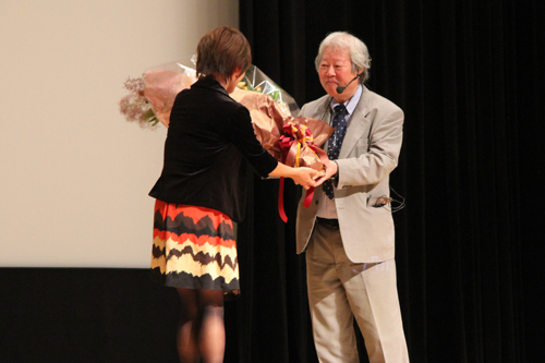 最後に花束を受け取る立花氏