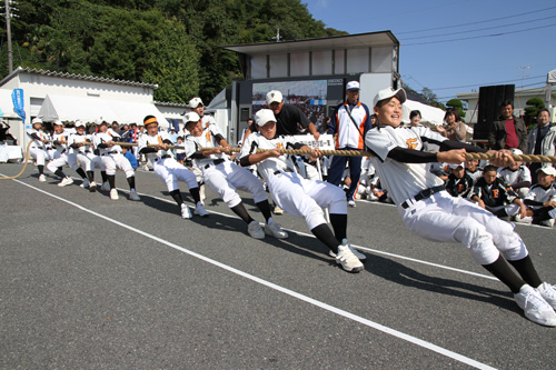 綱引きの決勝はステージ前で