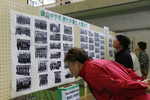 俵山中学校閉校事業として68期にわたる卒業生の写真も展示された