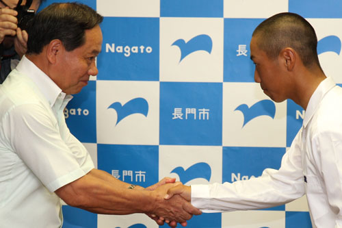 がっちり握手を交わす大田主将と大西市長