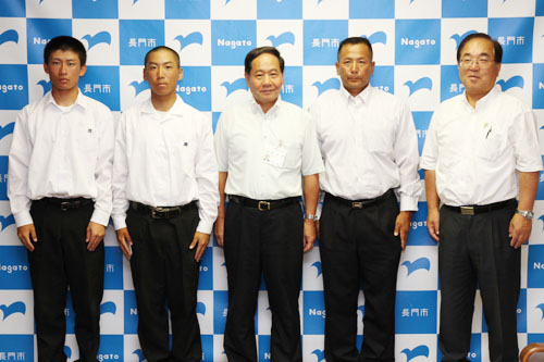 大西市長を囲んで記念撮影