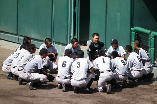 決勝戦の試合前に円陣を組むナイン