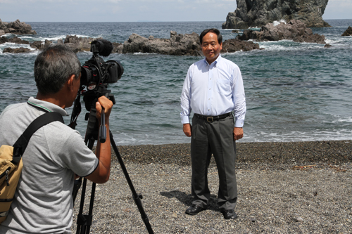 撮影中の大西市長