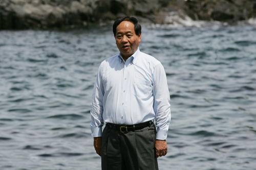 日本海を背景に