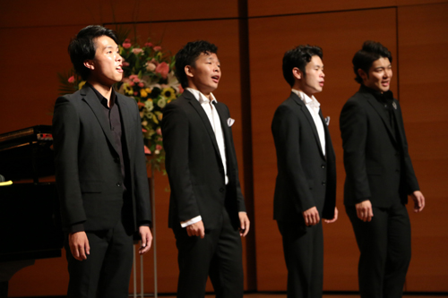 油谷こどもミュージカル出身の村田晃一さん（左）をはじめ7人の学生が出演
