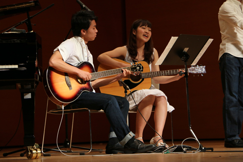 メンバーがそれぞれ得意な楽器を持って演奏する