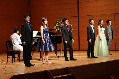 最後はメンバー全員で歌と演奏を披露