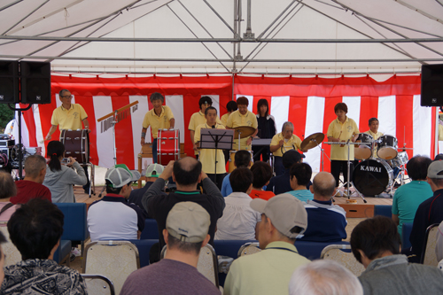 あけぼの園のバンド「クローバー」の演奏