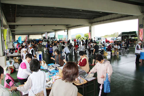 大勢の人で賑わう会場