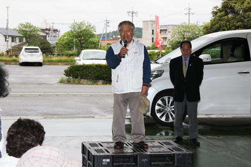 あいさつする小林理事長