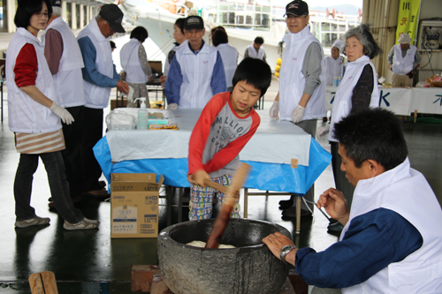 餅つきに子どもが挑戦
