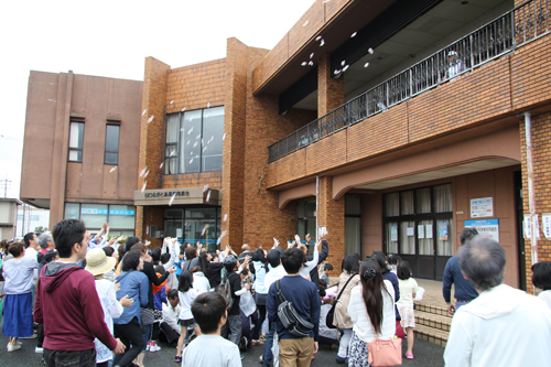 大勢の人が参加した餅まきのようす