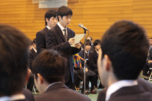 生徒を代表して実習生を激励する杉野さん
