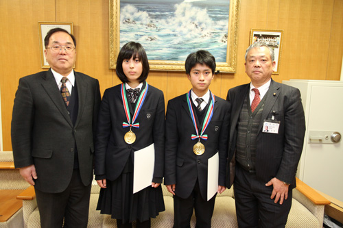 林さんと松永さんには、大津緑洋高校で表彰状が手渡された